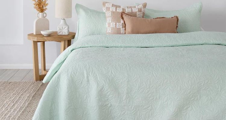 difference between coverlet and quilt